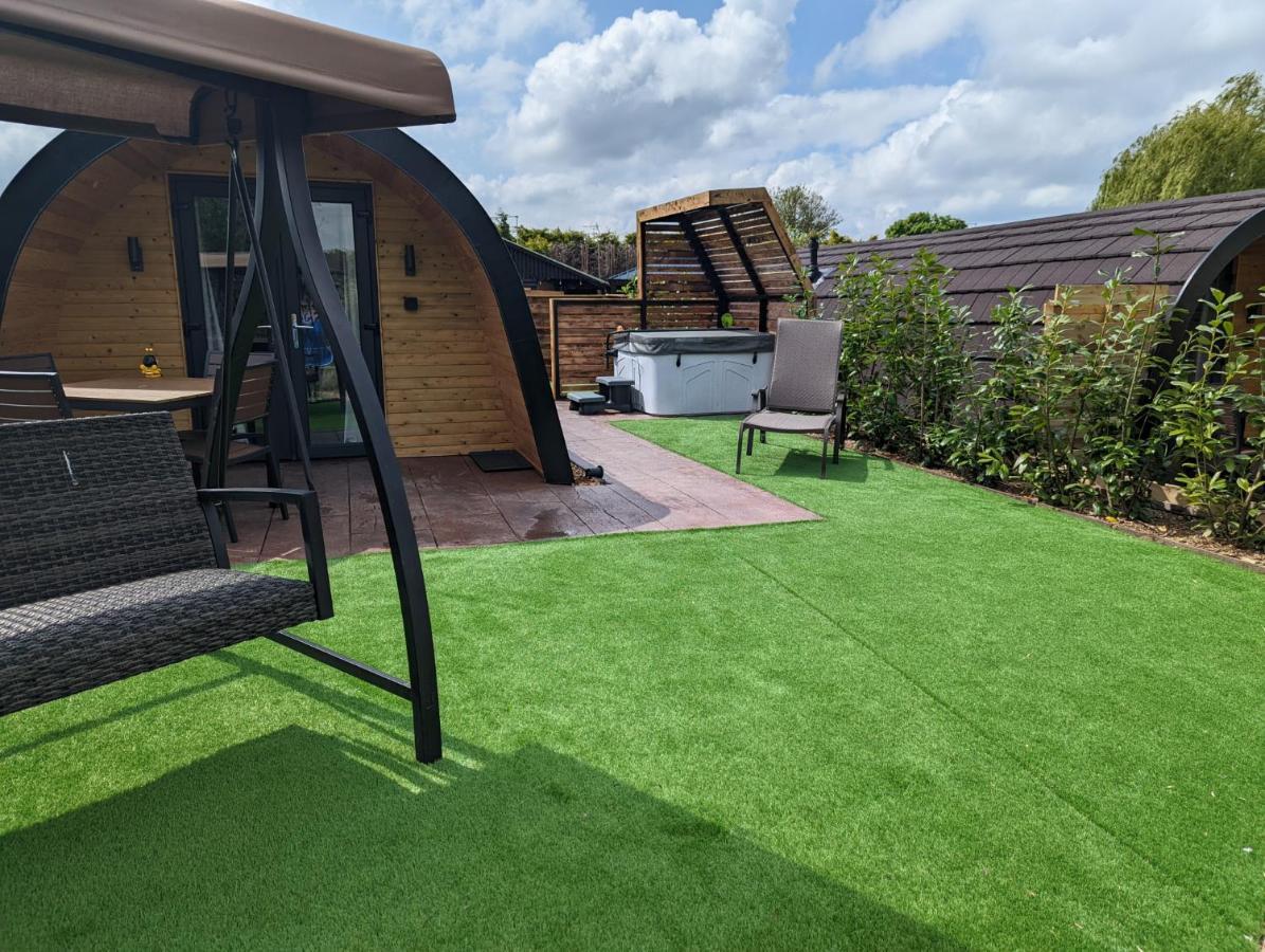 Peacock Lake Glamping Nottingham Room photo