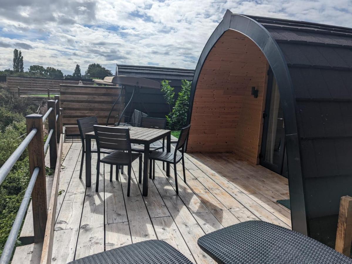 Peacock Lake Glamping Nottingham Room photo