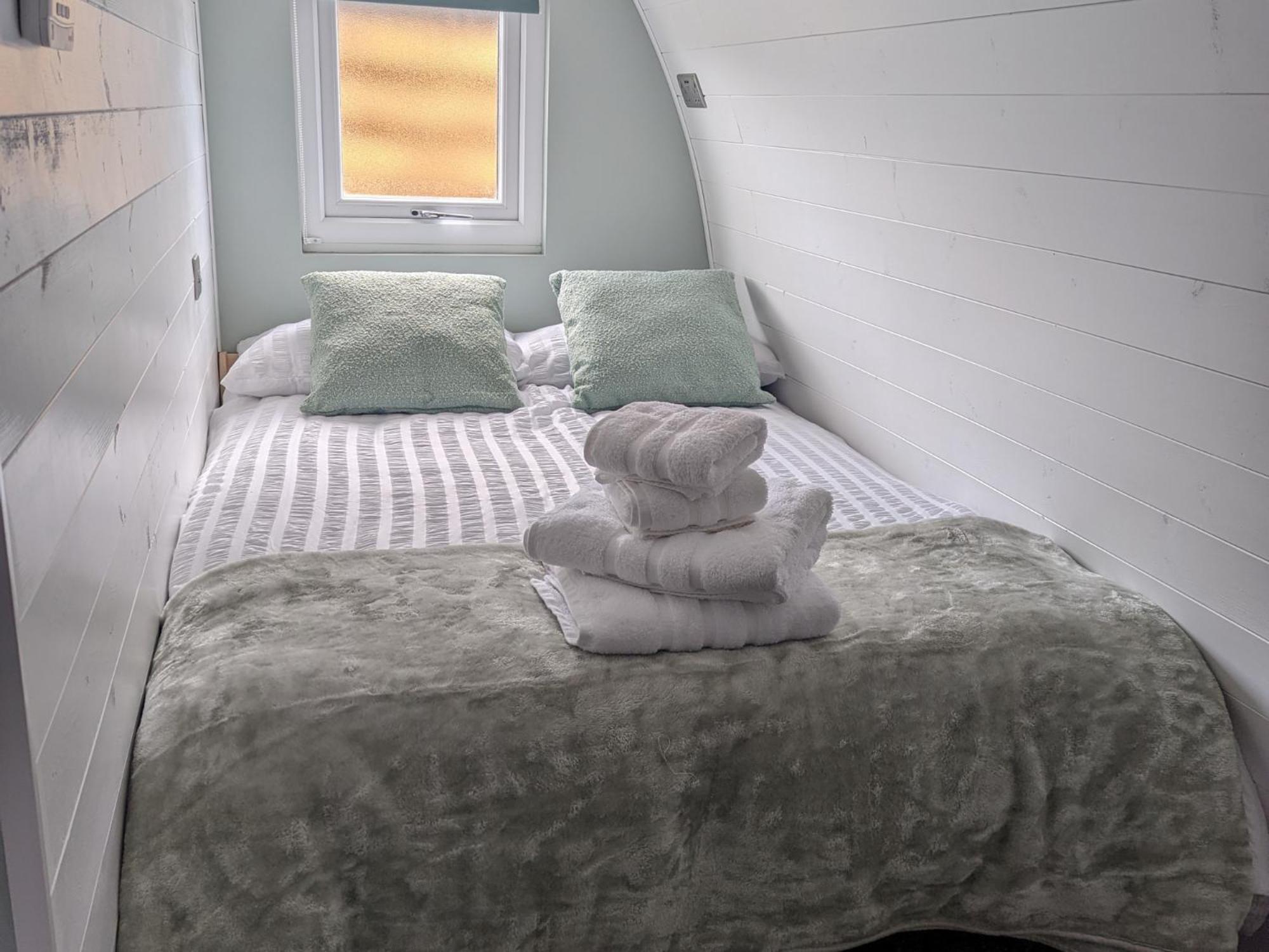 Peacock Lake Glamping Nottingham Room photo
