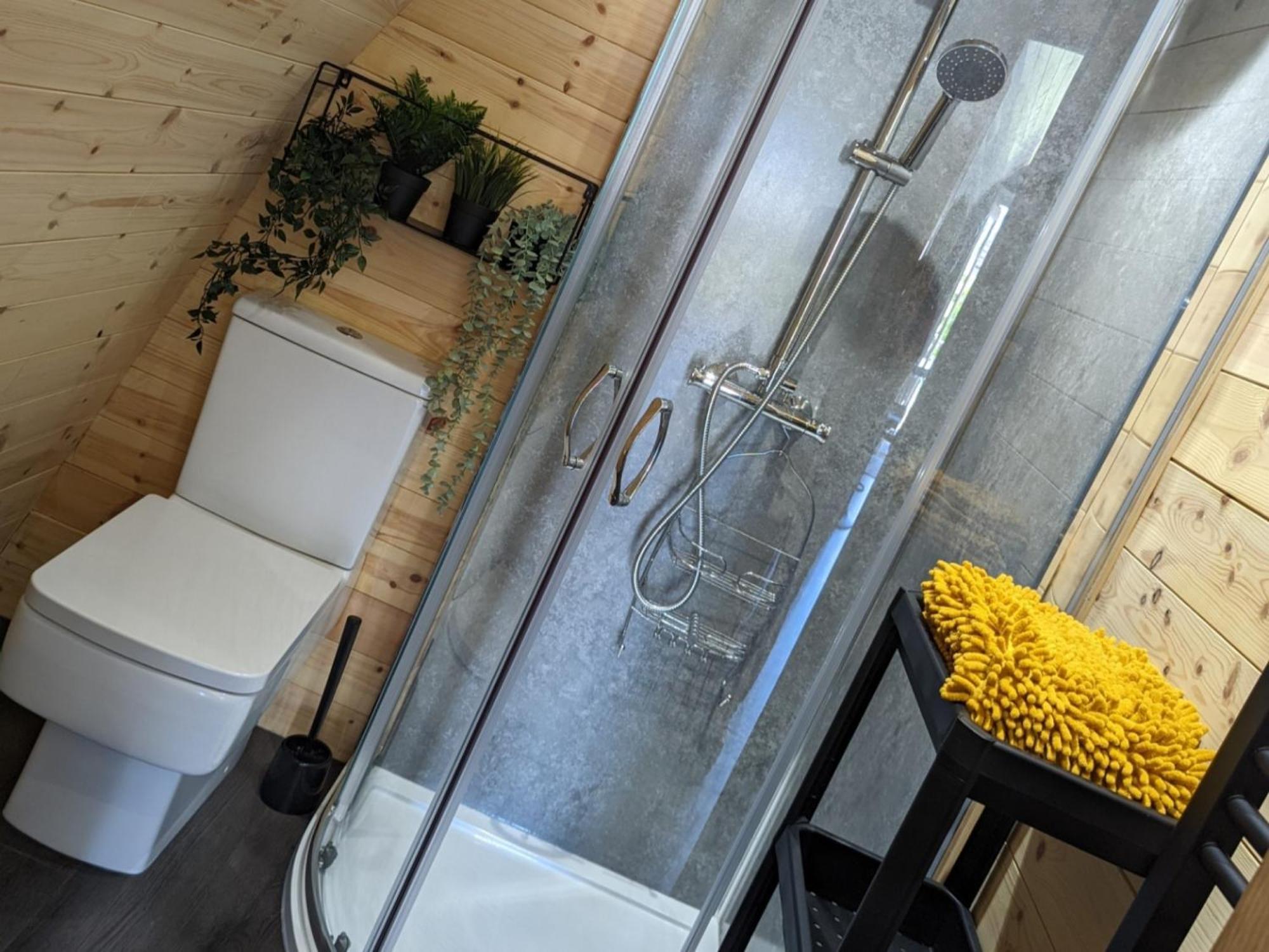Peacock Lake Glamping Nottingham Room photo
