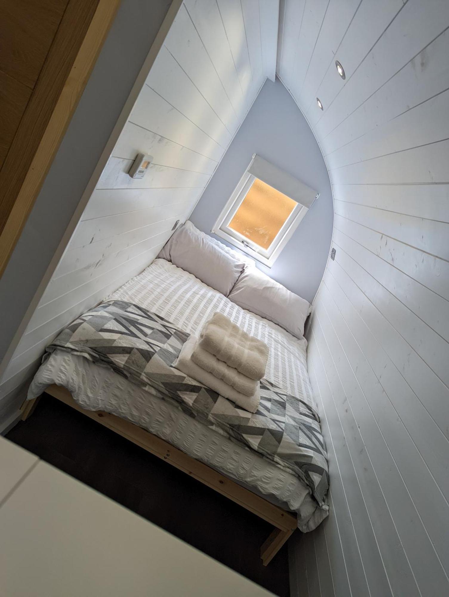 Peacock Lake Glamping Nottingham Room photo