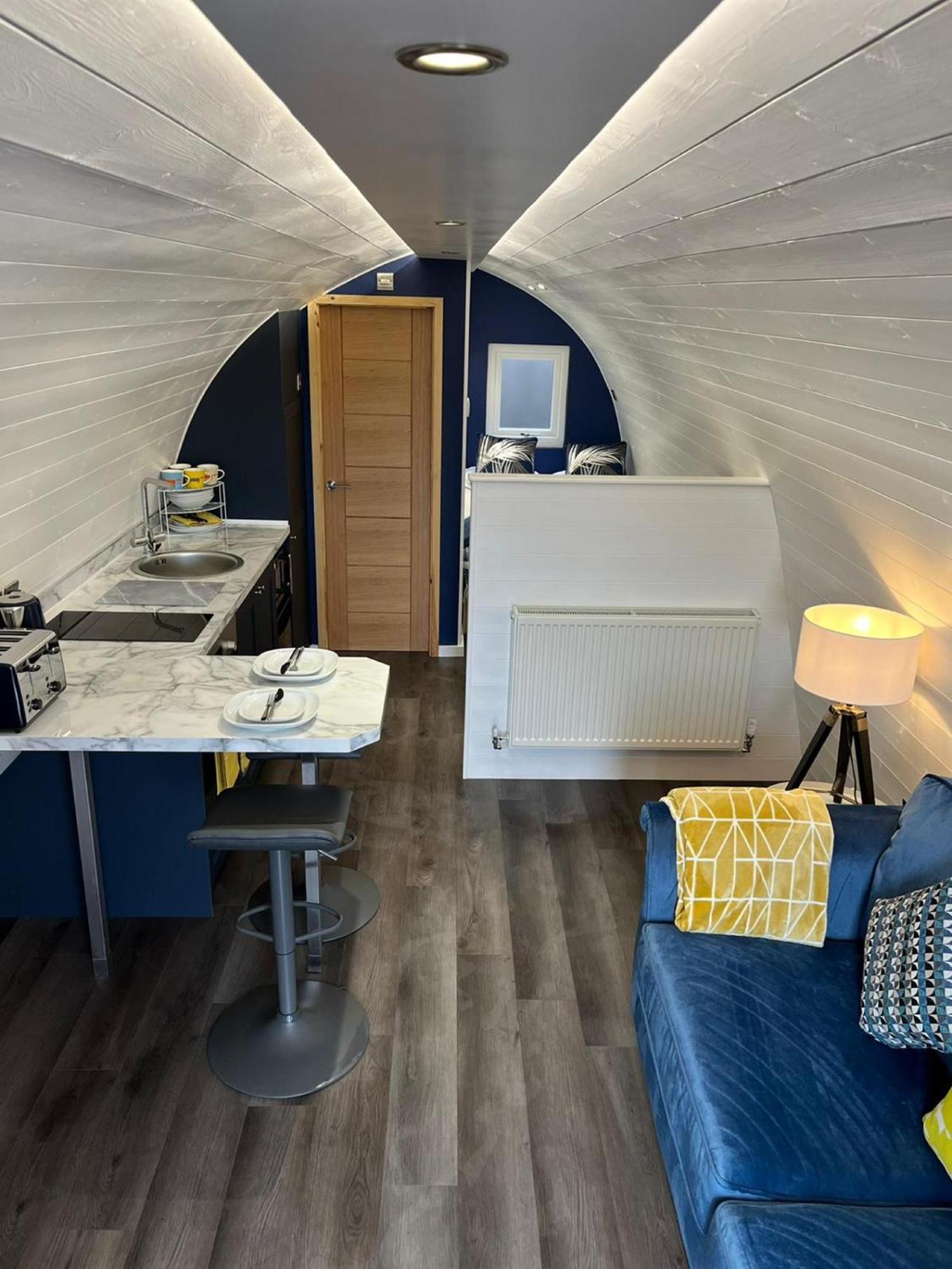 Peacock Lake Glamping Nottingham Room photo