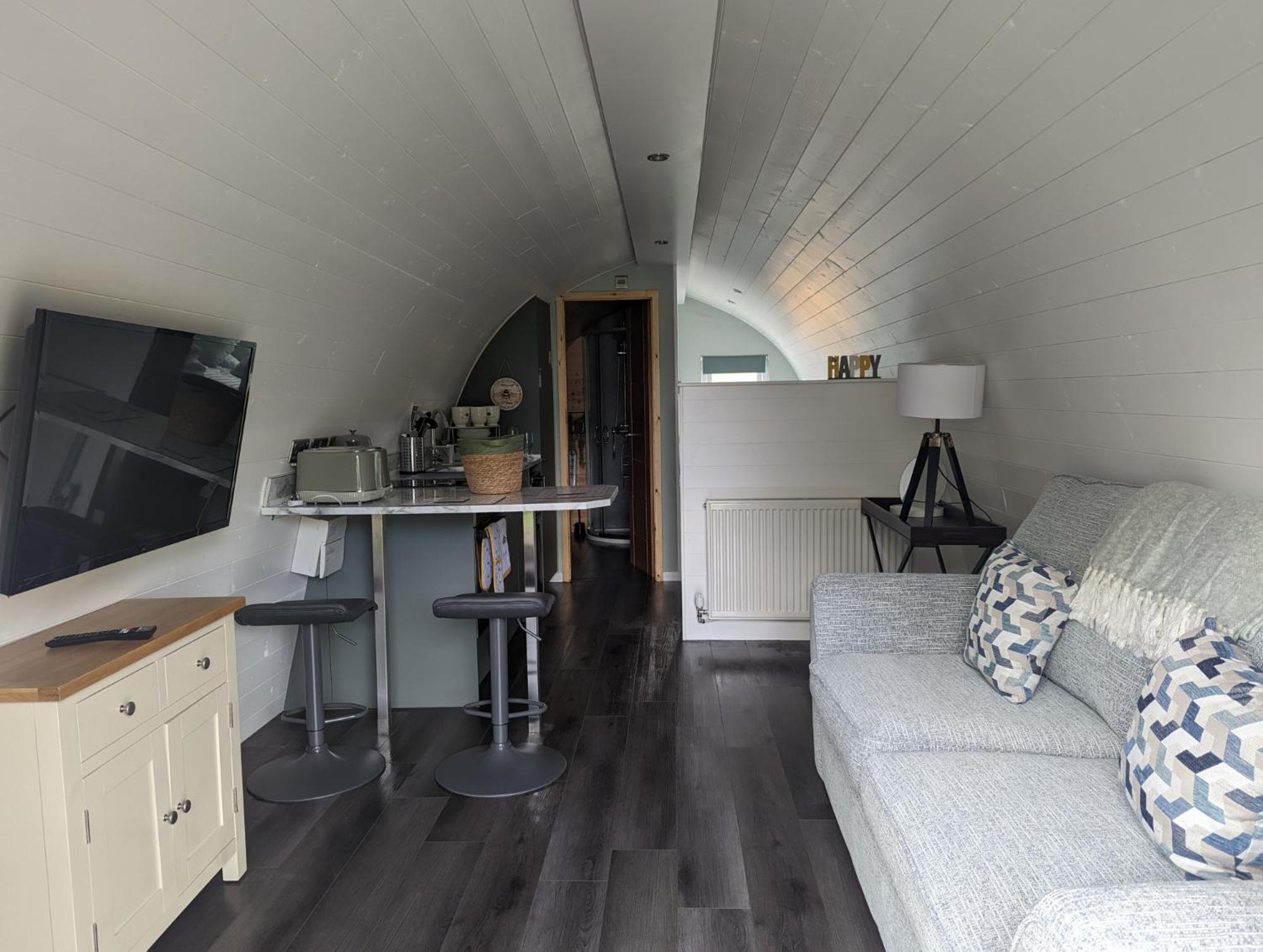Peacock Lake Glamping Nottingham Room photo