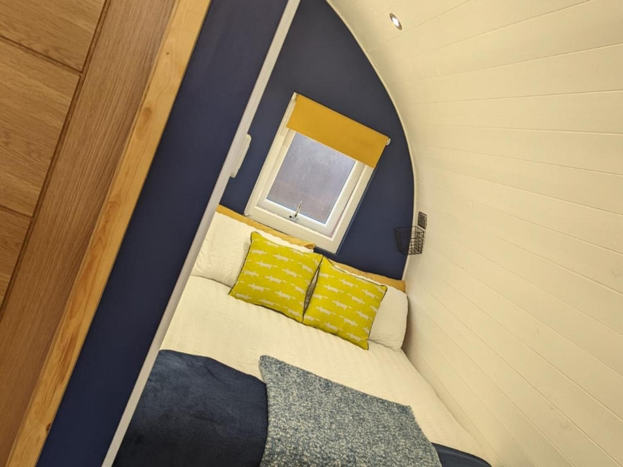 Peacock Lake Glamping Nottingham Room photo
