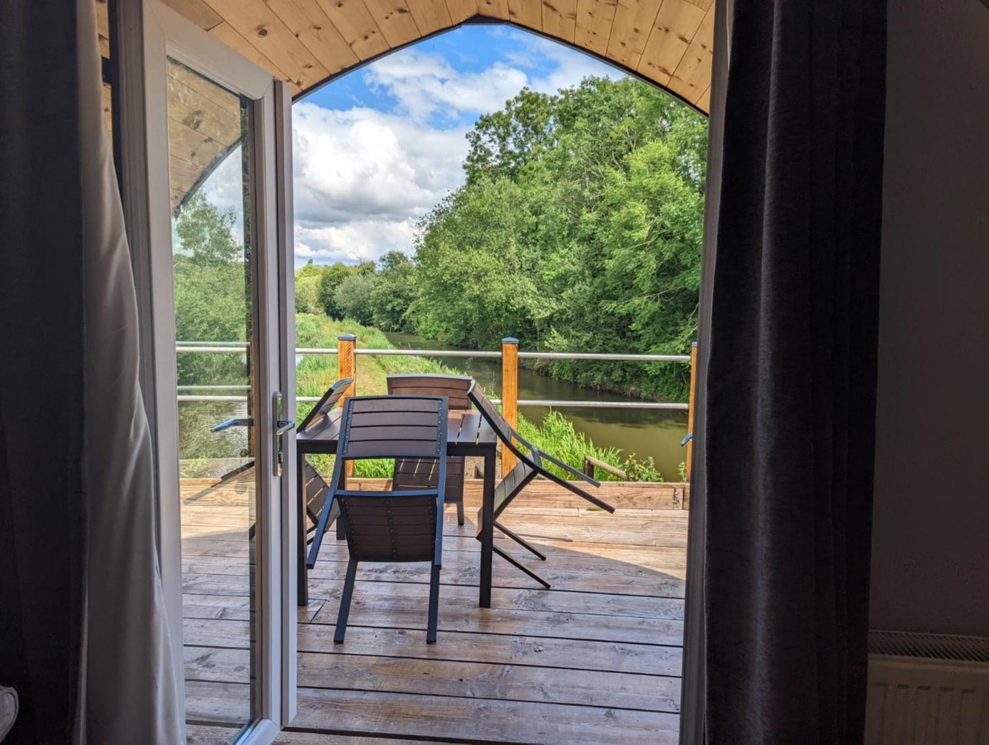 Peacock Lake Glamping Nottingham Room photo