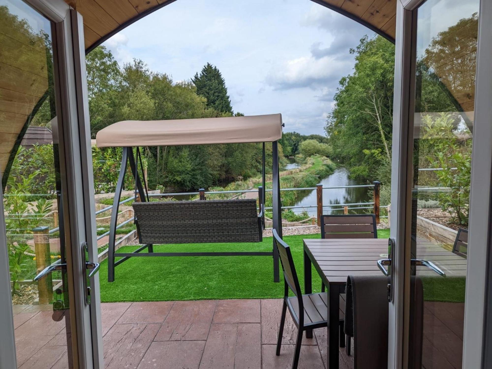 Peacock Lake Glamping Nottingham Room photo