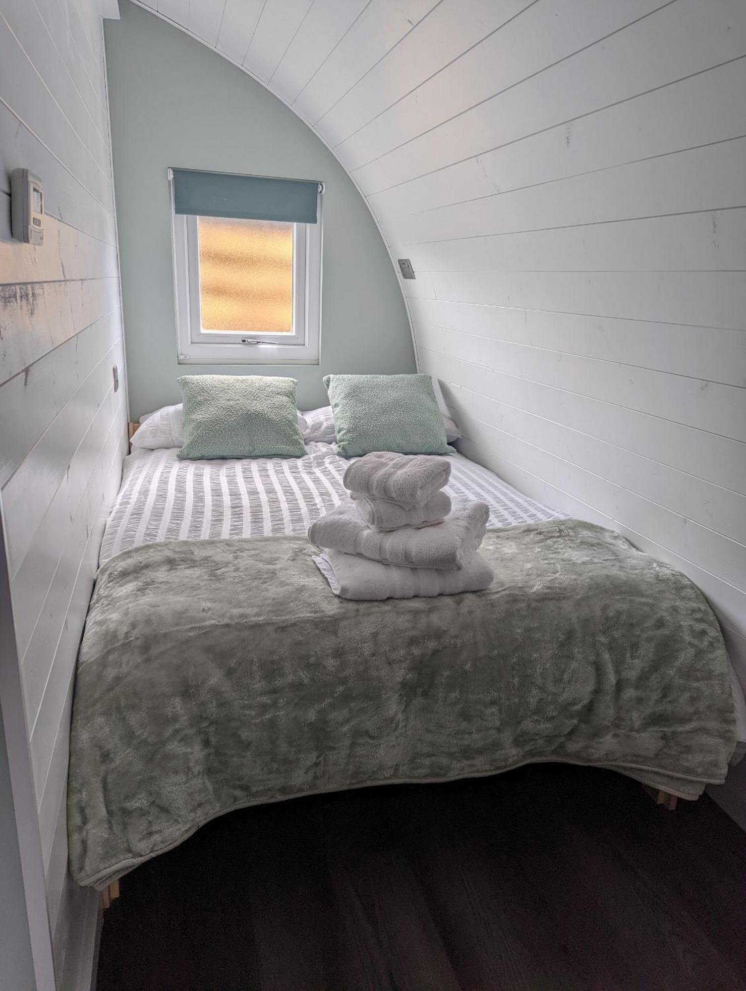 Peacock Lake Glamping Nottingham Room photo