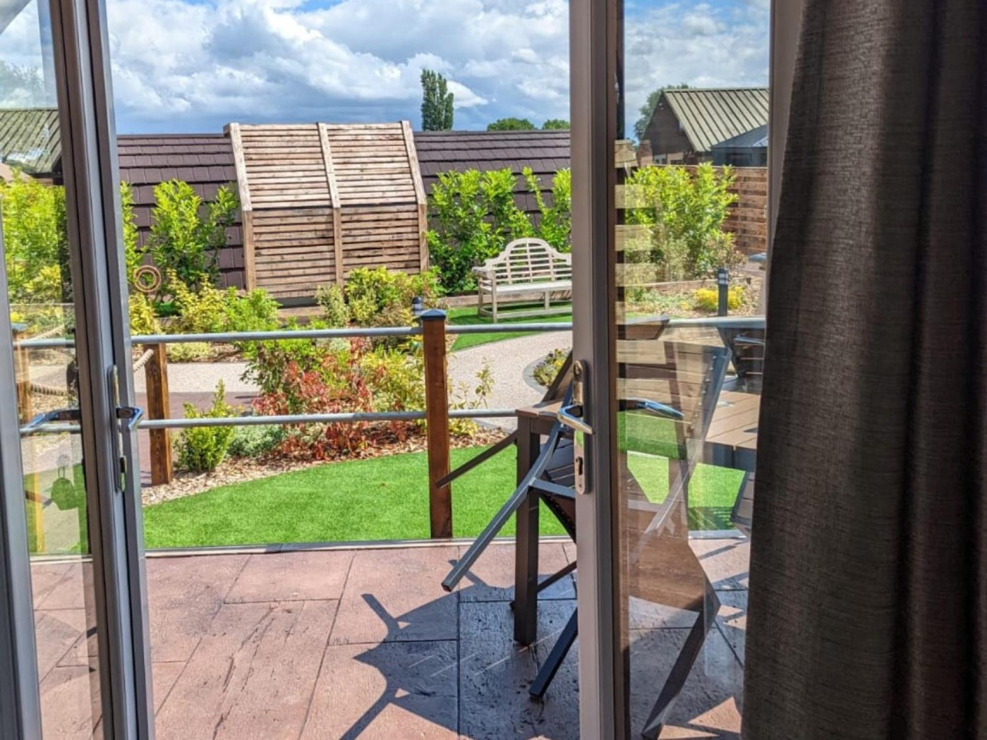 Peacock Lake Glamping Nottingham Room photo